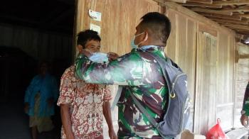 Cegah Corona, Satgas TMMD Bojonegoro Lakukan Aksi Berbagi Masker